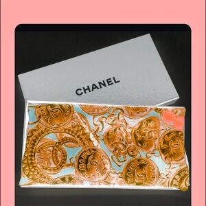 CHANEL COCO MARK
LOGO GOLD CHAIN
AND COIN PATTERN